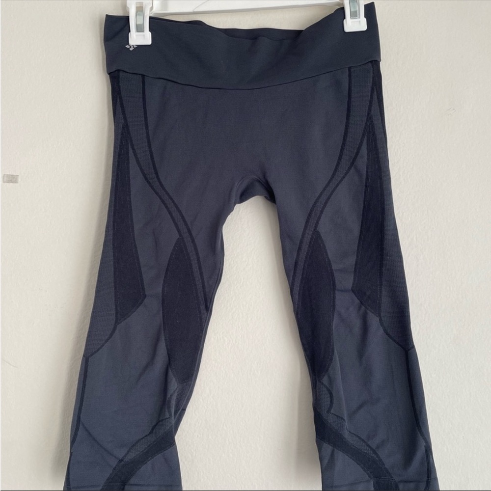 Nux Everday Seamless Yoga capri in gray